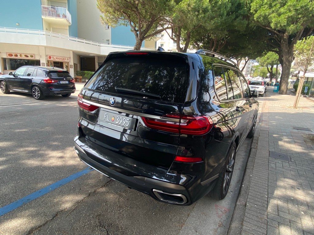 Et sett med skilt som stikker seg&nbsp;ut.